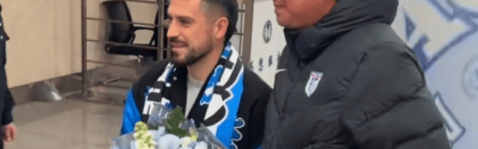 英超NBA-32岁大牌外援顶薪重返中超！引大连轰动 英博老总+上千名球迷接机