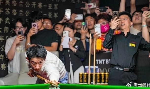 新球体育比分网-吴宜泽被迫营业！深夜与球迷合影面无笑容 现场主持大喊：别碰他 别说|斯诺克世锦赛|肖恩·墨菲|世锦赛|墨菲|兰州_新浪体育_新浪新闻